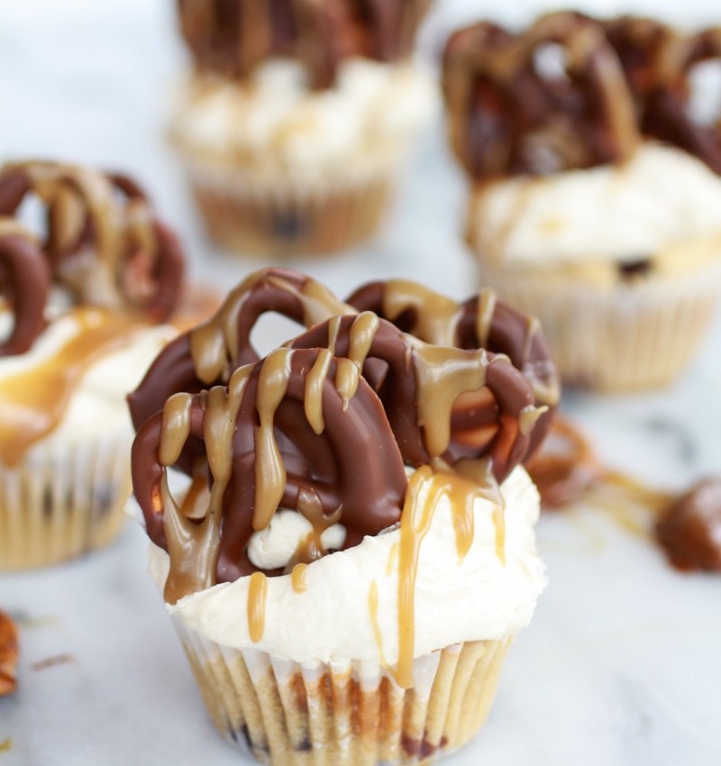 Chocolate Covered Pretzel Peanut Butter Cupcakes with Boozy ...
